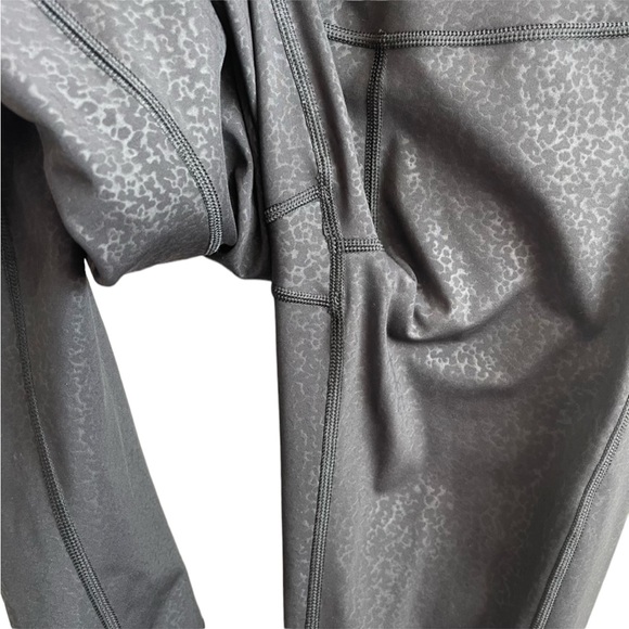 Athleta Ultimate Stash Pocket Embossed XS EUC - Picture 9 of 9